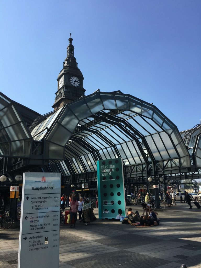 Hamburg Hauptbahnhof'unun Kirchenalle çıkışı