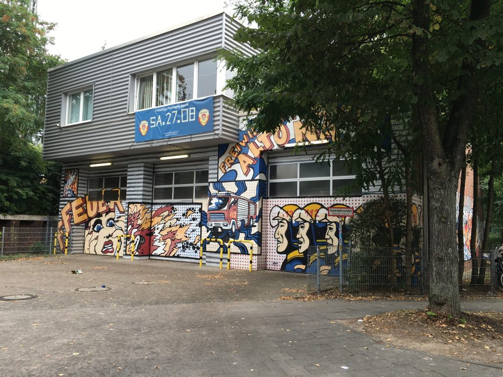 Eifflerstraße'deki Freiwillige Feuerwehr Altona binasının grafittileri çizgi roman tadında :) 