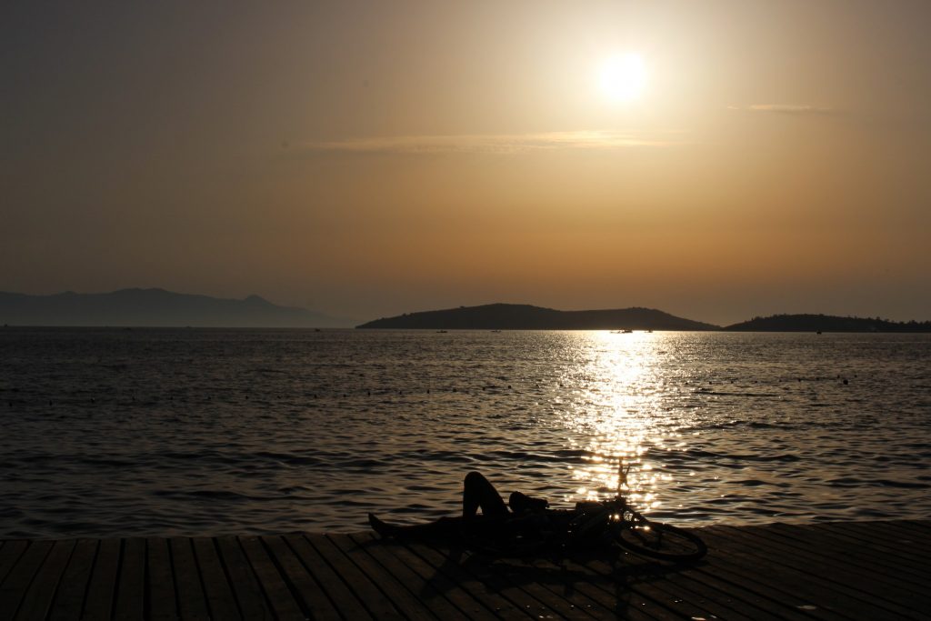 Foça'da Küçük Deniz'de güneş batarken tahta iskelede dinlenmek keyifli