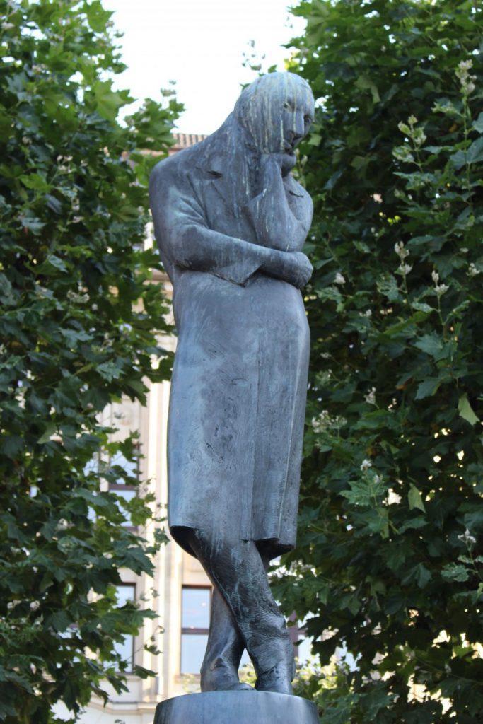 Rathausmarkt'taki Heinrich Heine heykeli hemen dikkat çekiyor