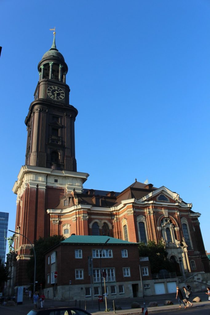 Barok mimanin tatlı bir örneği olan St Michaelis Kilisesi , Hamburg'da açılışı itibariyle Protestan olan bir kilisedir.
