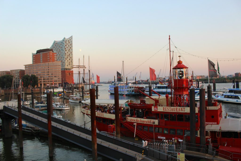 Baumwall basamaklarından Elbe Nehir, Elbphillarmonie binası, demir atmış tekne turları ve Hafen City manzaraı 