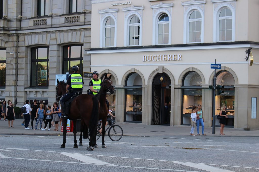 Hamburg atlı polisleri