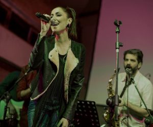 Nilgün Yavaşoğlu ve solisti olduğu grubu Six Pack'in saksafoncusu Ozan Özcan sahnede